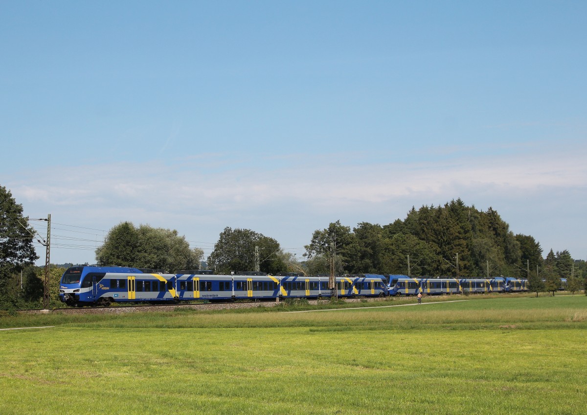 ET 323 war am 12. September 2015 mit zwei weiteren Garnituren auf dem Weg nach Salzburg. Das Foto entstand bei Prien am Chiemsee.