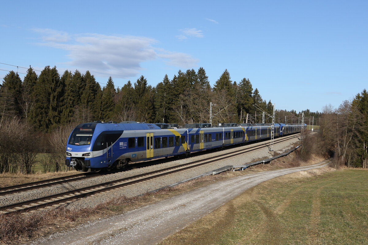 ET 324 aus Salzburg kommend am 14. Februar 2022 bei Grabensttt im Chiemgau.