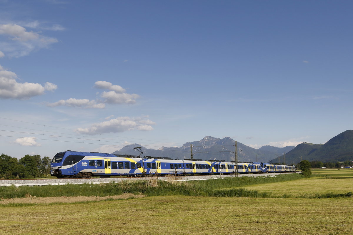 ET 325 aus Salzburg kommend am 8. Mai 2018 bei Bernau am Chiemsee.