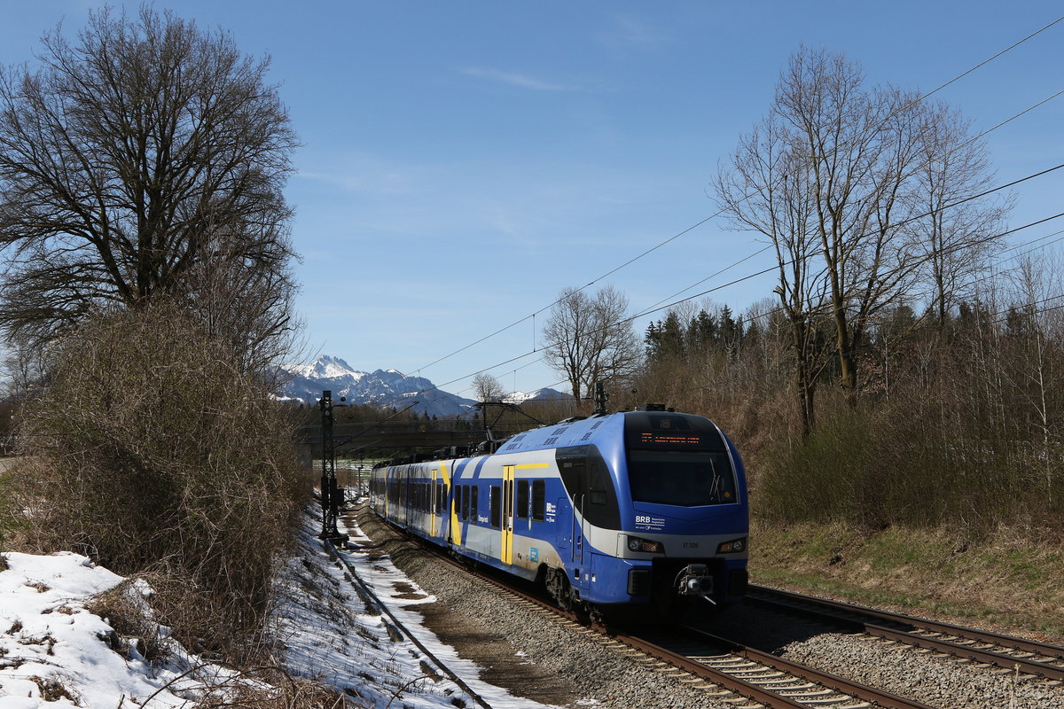 ET 326 am 9. April 2021 bei Grabensttt im Chiemgau.