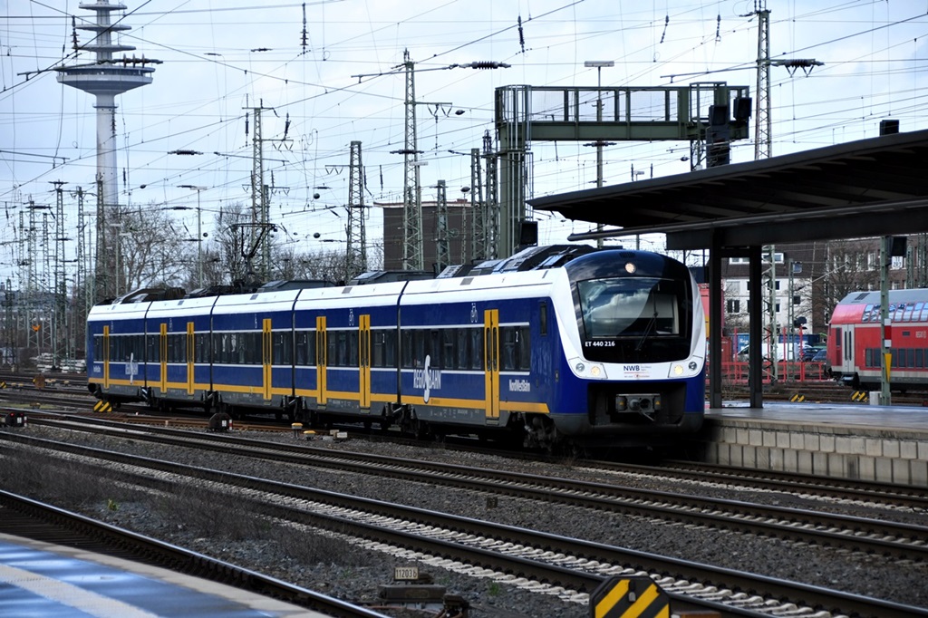 ET 440 216 bei der einfahrt zum hbf von bremen,19.03.19