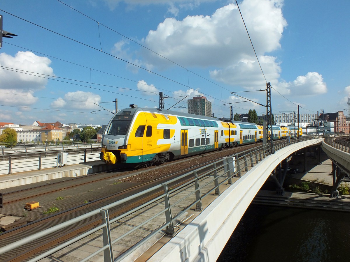 ET445.105 der ODEG fhrt am 2.10.13 in Berlin Hauptbahnhof ein.
RE2 -> Wismar