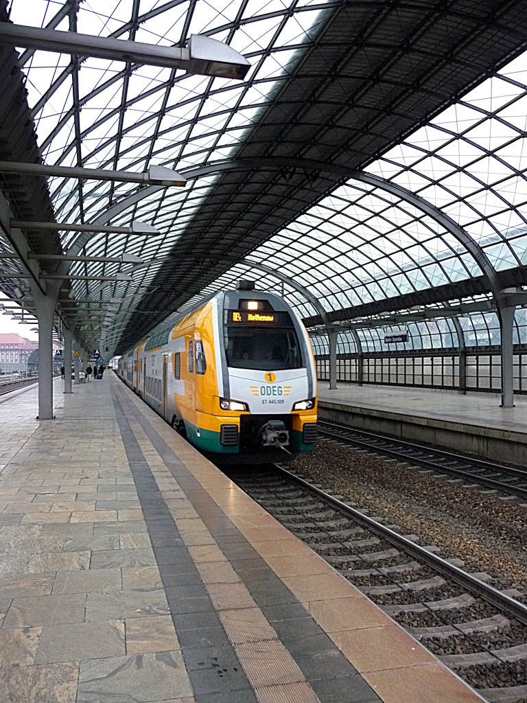 ET445.109 verlässt am 16.1.14 als RE4 nach Rathenow Berlin-Spandau.