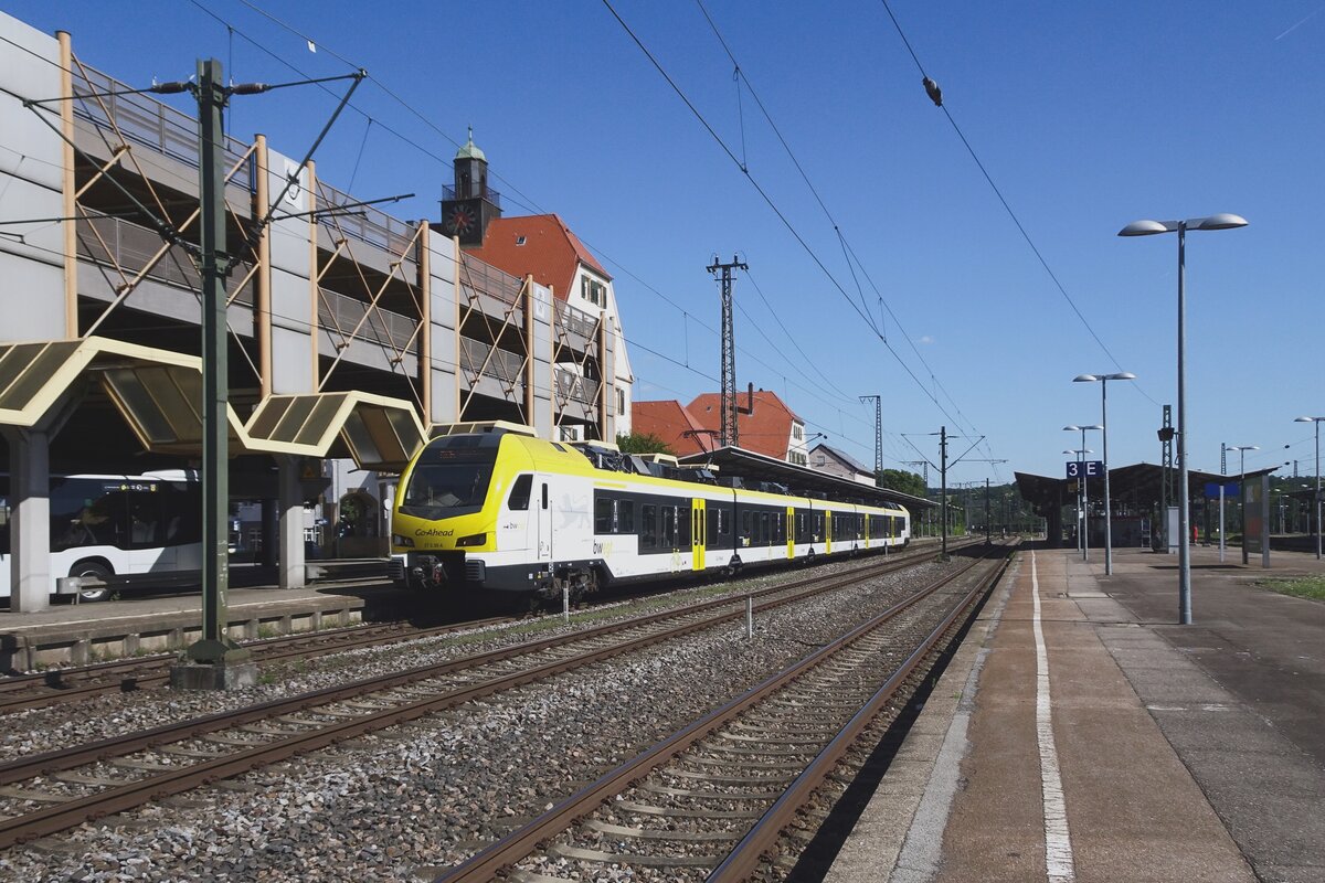 ET5.05 von Go-Ahead verlässt Plochingen am 8 Juli 2022.