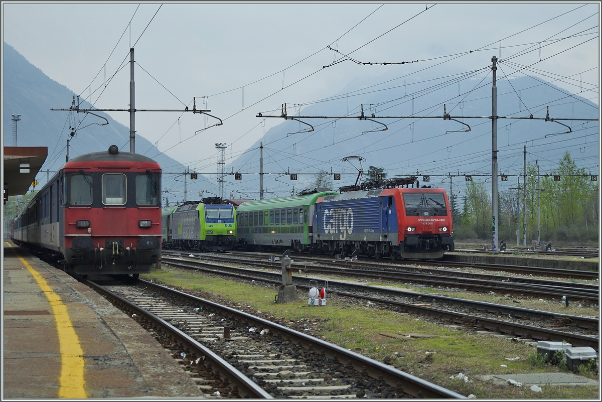 Etliches Schweizer Rollmaterial in Domodossola: Ein abgestellter IR, eine BLS Re 485 und die SBB Cargo Re 474 004.
3. April 2014