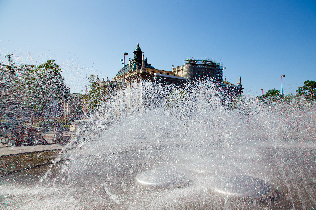 
Etwas Erfrischung gefällig....
Blick vom Brunnen am Karlsplatz (München) auf den Justizpalast am 04.06.2019. 
Bei den sommerlichen Temperaturen kam die Erfrischung gerade recht.
