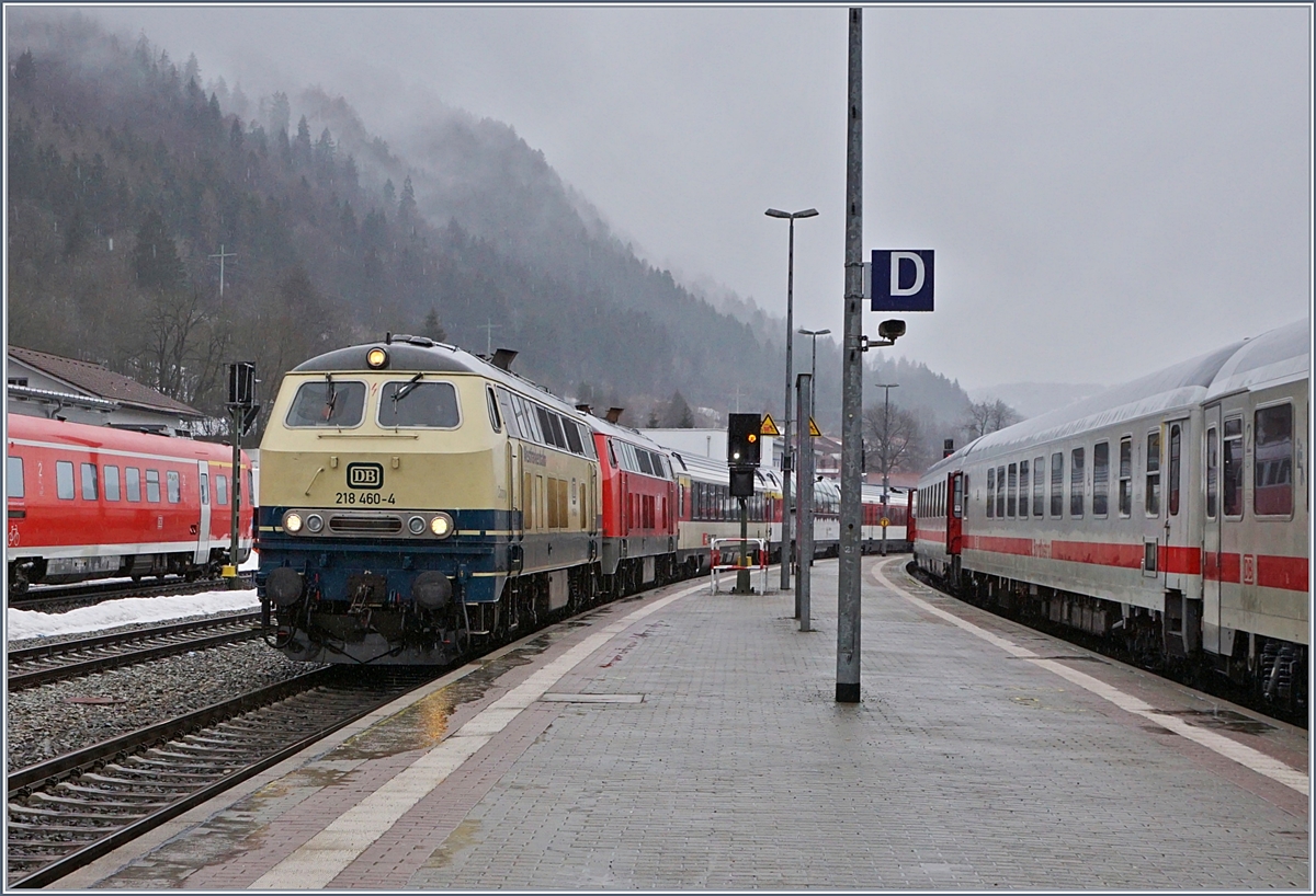 Etwas früher und auf Gleis 1 erwartet, fuhr kurz nach der Ankunft des IC 2012 der EC 191 von Zürich nach München auf Gleis 3 durch den Bahnhof Immenstadt, die bereits am frühen Morgen in Lindau gesehene Westfranken Bahn V 218 460-4 führte vor der DB 218 419-0 den Zug an. 

15. März 2019