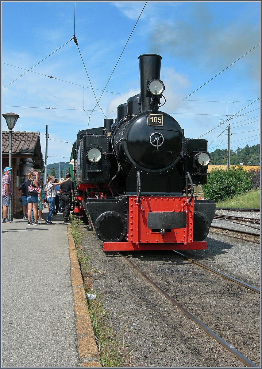 Etwas Nostalgie; dies betrifft einerseits die schöne, nun schon 102 Jahre alte G 2x 2/2 105 die bei der Blonay Chamby Bahn im Einsatz steht und in Blonay auf die Abfahrt wartet, anderseits mein heutiges  Arbeitsgeräte , meine klein Coolpix 7900, die nun schon 14 Jahre im Einsatz ist, doch etwas alt geworden, nicht mehr als  immer-mit dabei  Kamera fungiert, sondern nur noch für  Sondereinsätze  genutzt wird.

Blonay, den 16. August 2020