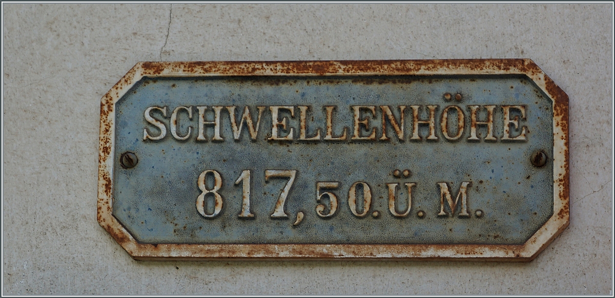 Etwas rostig, aber auf den Zentimeter genau kündigt dieses Schild die Schwellenhöh im Bahnhof Enge im Simmental an. 

14. April 2021