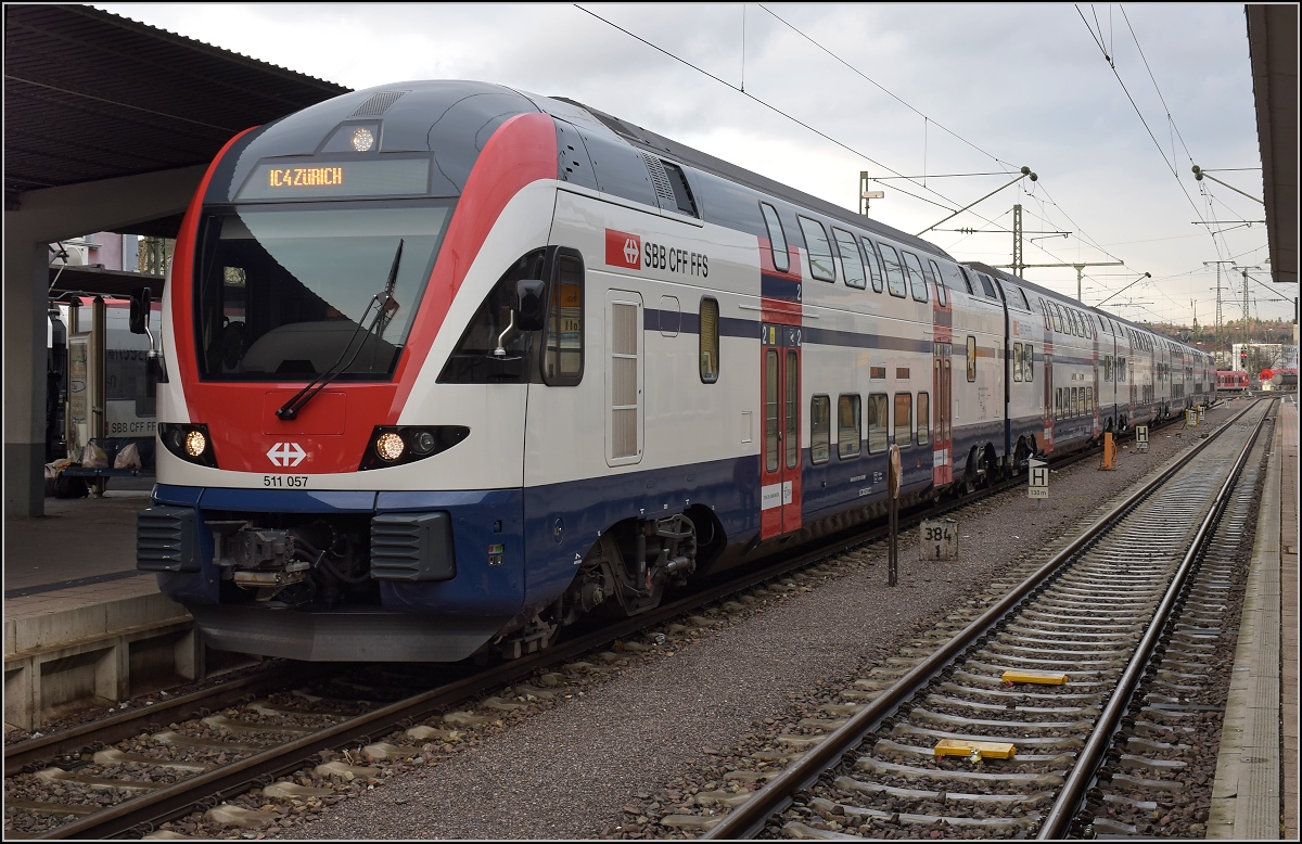 Etwas SBB-lastig in Singen. Mit RABe 511 057 habe ich zum ersten Mal einen Kiss auf deutschen Gleisen gesehen. Und der fährt als Fernverkehrs-IC. März 2018. 