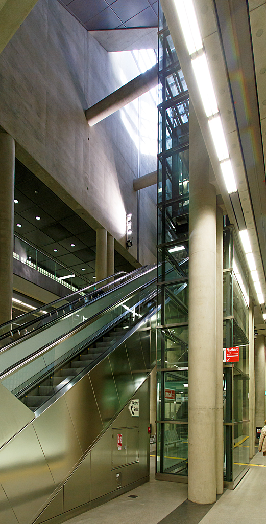 
Etwas tief unter der Erde.....
In der kölner U-Bahn-Station Heumarkt am 08.03.2015.