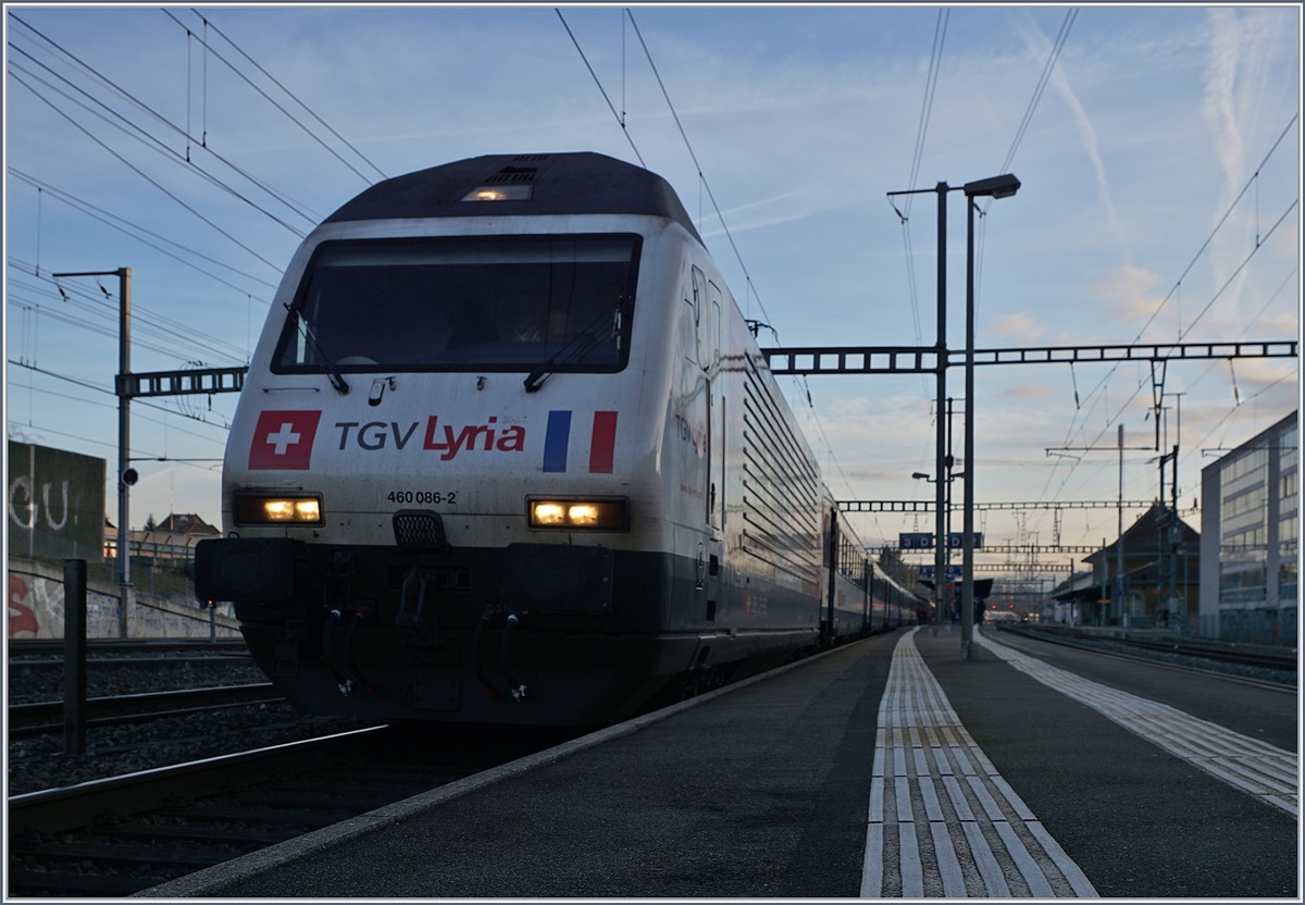 Etwas unglücklich im Licht stand die SBB Re 460 086-2  Lyira  in Morges.
22. Feb. 2017