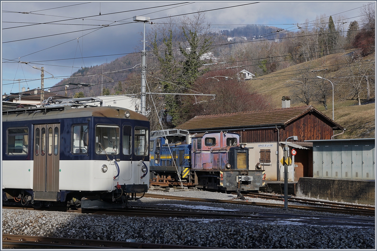 Etwas versteckt und in einem nicht gerade sehr guten Zustand zeigt sich in Chernex der MOB Tm 2/2 (V 121). Ab 1955 als V 21 bei der Euskirchner Kreisbahn im Einsatz, gelangte die Lok in der Folge von 1966 bis 1974 bei den Verkehrsbetrieben der Grafschaft Hoya als V 121 zum Einsatz, war dann Anfang der 80er Jahren bei der DEV Bruchhausen Vilsen und kam 1984 zur MOB, nach Chernex, wo die kleine Lok weiterhin die Bezeichnung V 121 trug. 
2003 erhielt der Tm 2/2 bzw.  V 121 eine automatische Kupplung.

18. Januar 2019