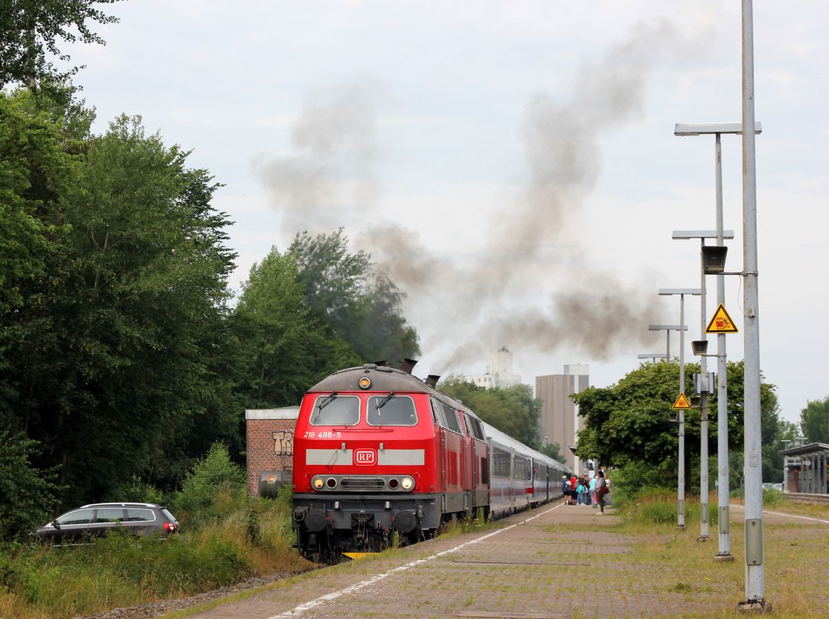 Etwas was sonst in Husum garnicht vorkommt....Doppeltes Abgas-V hochdrehende Lfter und richtig Lrm...herrlich !!!