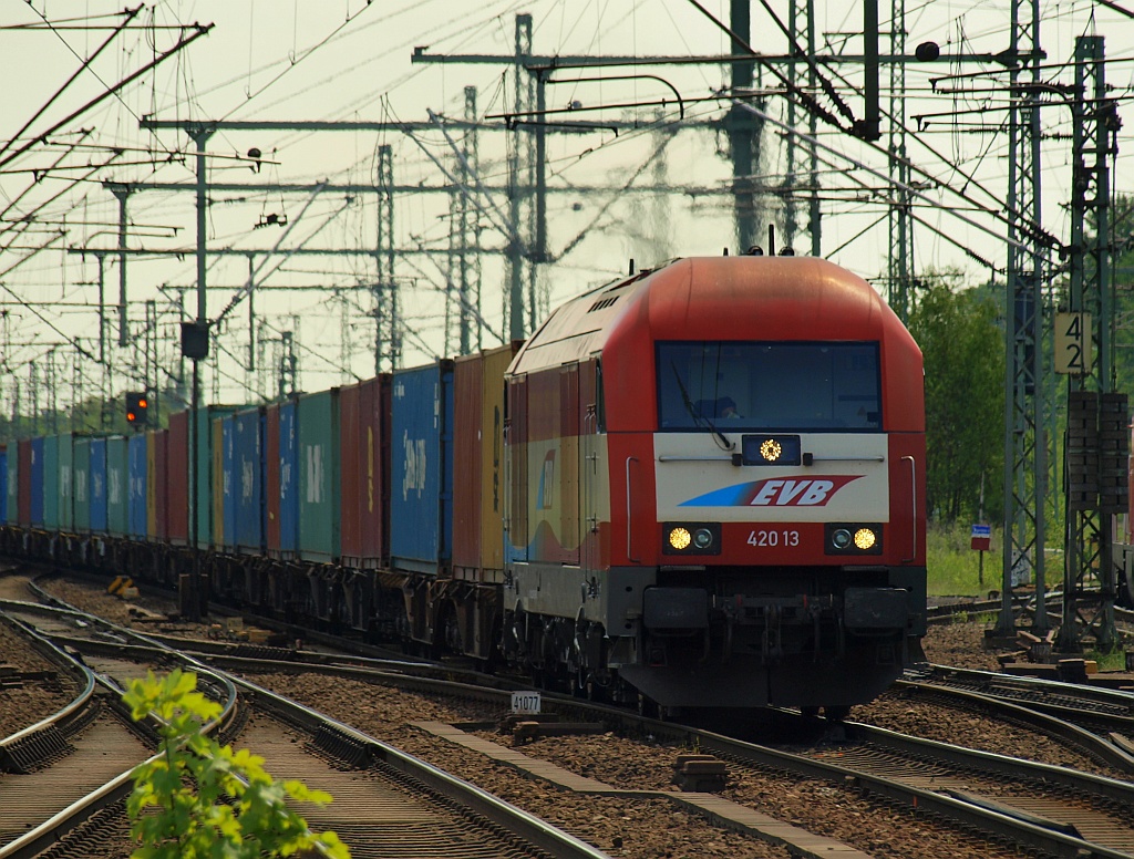 EVB 420/13 oder 223 033-3 dieselt hier mit einem Containerzug am Haken durch HH-Harburg. 01.06.2011