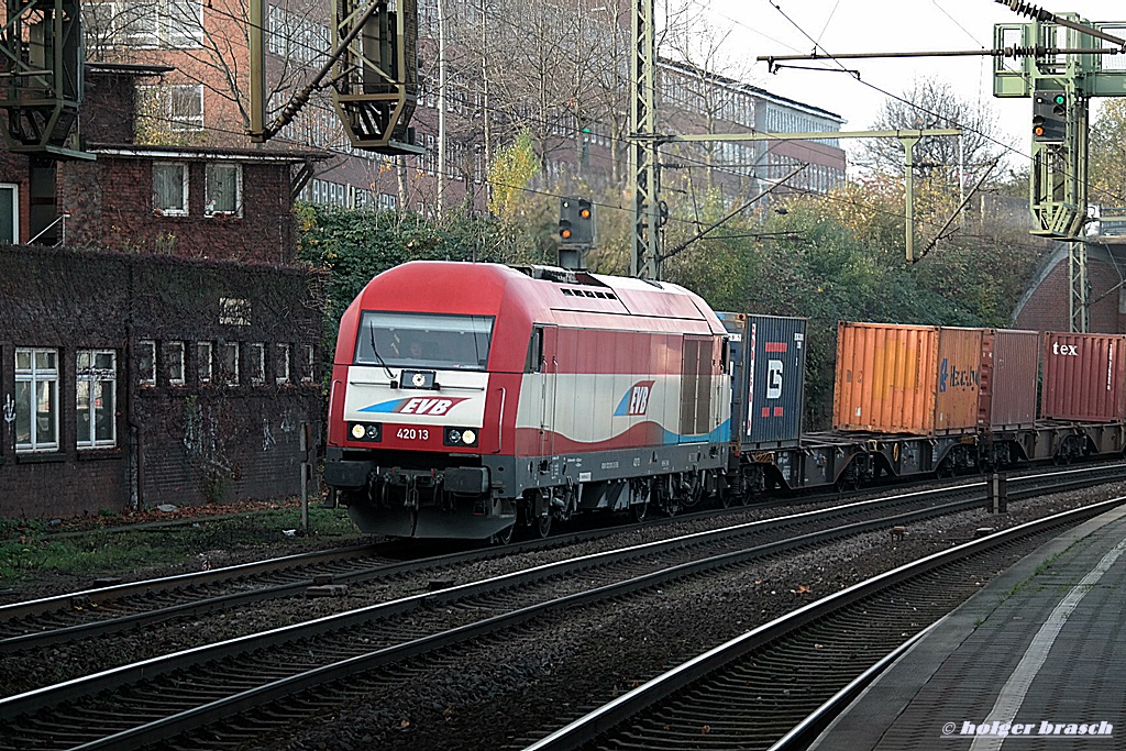 EVB 42013 zog einen intermodal am 08.11.13 durch hh-harburg