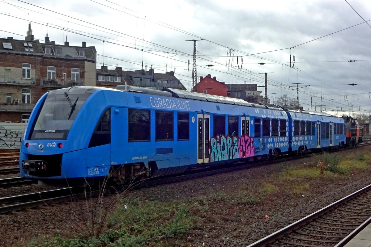 EVB iLint 654 602 wird am 20.Februar 2020 durch Köln West geschleppt.