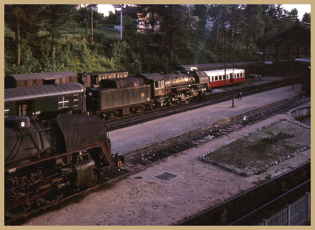 Evian-les-Bains: Verschiedene Züege, zwei mit Dampflok 141R, an der Ostseite des Bahnhofs. 11.Juli 1965  