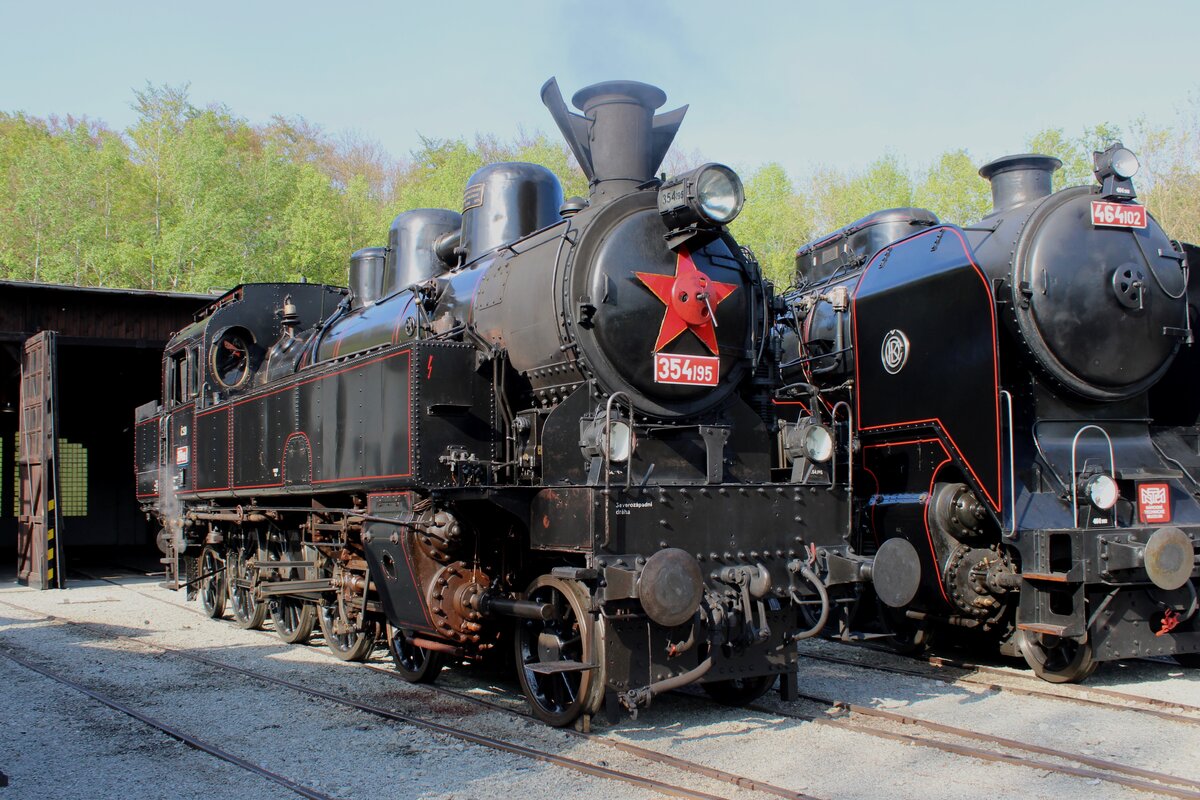 Ex-CSD 354 195 steht am 11 Mai 2024 ins Eisenbahnmuseum von Luzna u Rakovnika. Diese von Skoda gebaute Dampfloks lehnen sich stark an der kkStB Reihe 629 an.