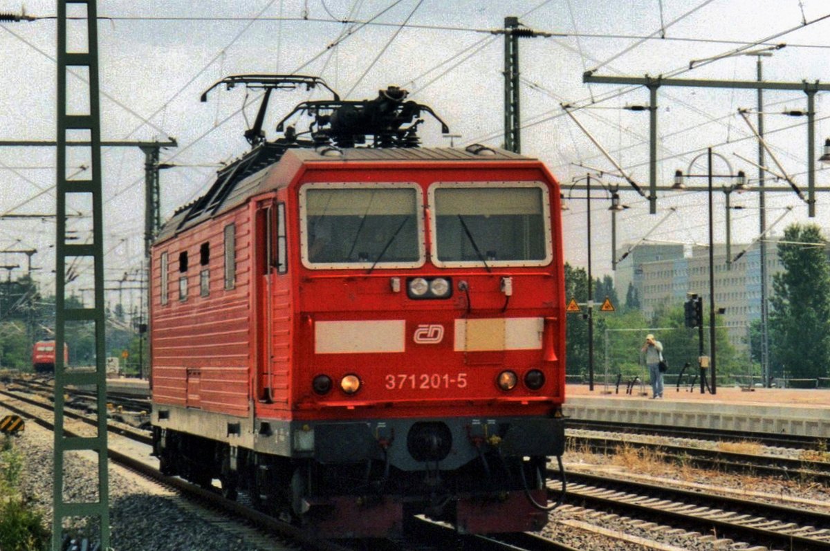 Ex-DR 230 001 wurde von DB umgebaut für 160 km/h, aber diese Umbau wurde von DB-Seite nicht erfolgt. In 2003 war DB Schuld an einen Unfall, in den die CD 372 006 eine Quasi-Totalverlüst worden war. DB gab als Kompensation die 180 001 an die CD ab, den sie als 371 201 einreihte und noch einige Jahren ins DB Verkehrsrot einsetzte. Hier steht der Wiedergutmachung am 3 September 2005 in Dresdner Hbf.