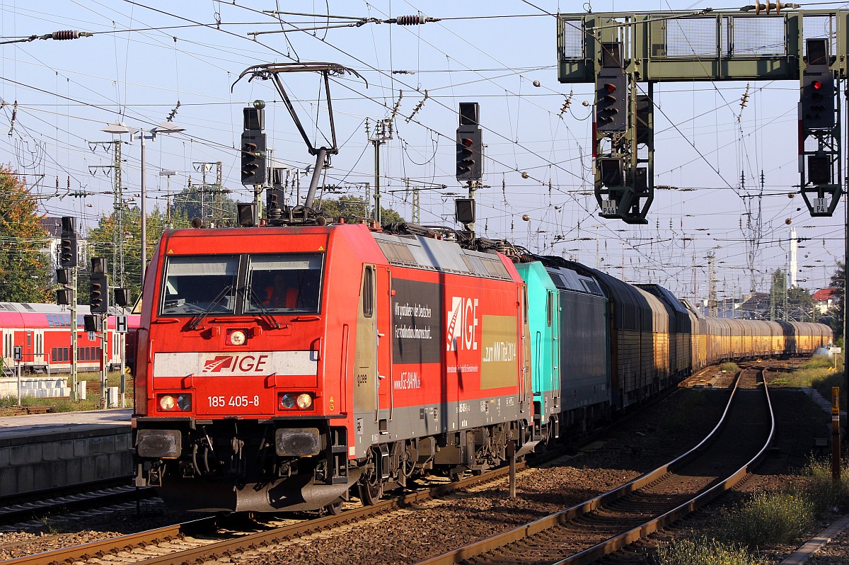 Ex GreenCargo und jetzige IGE Lok 185 405-8 hat hier die kalt mitlaufende 185 577-4 und einen ewig langen ARS Altmann Autologistikzug am Haken als sie den Bremer Hauptbahnhof durchfuhr. 02.10.2015