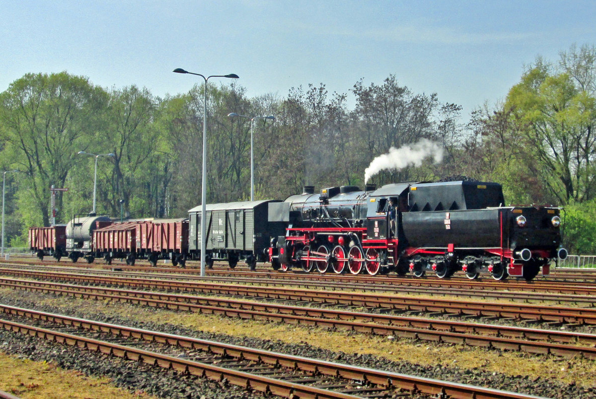 Ex-Kriegslok Ty42-24 steht mit ein Fotoguterzug am 30 April 2016 in Wolsztyn.