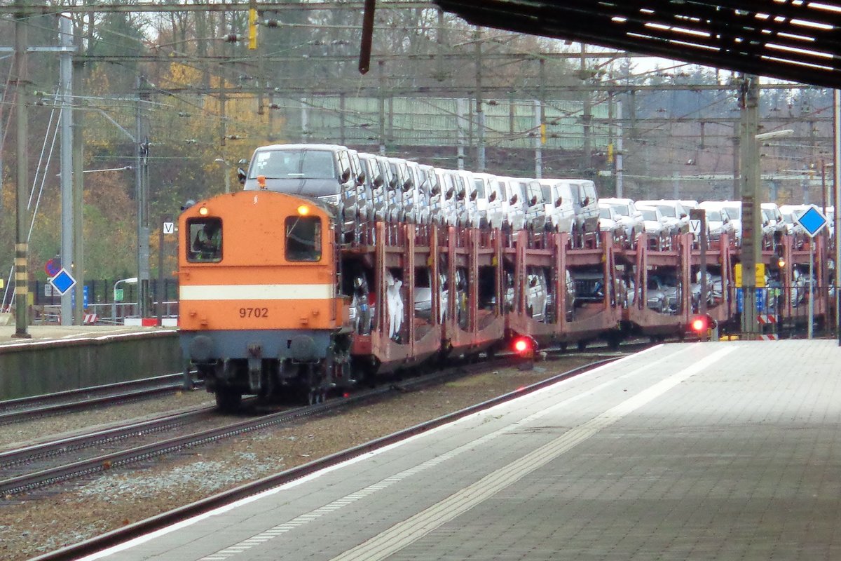 Ex-LOCON 9702 schleppt ein PKW-Zug durch Amersfoort am 5 Dezember 2018. 