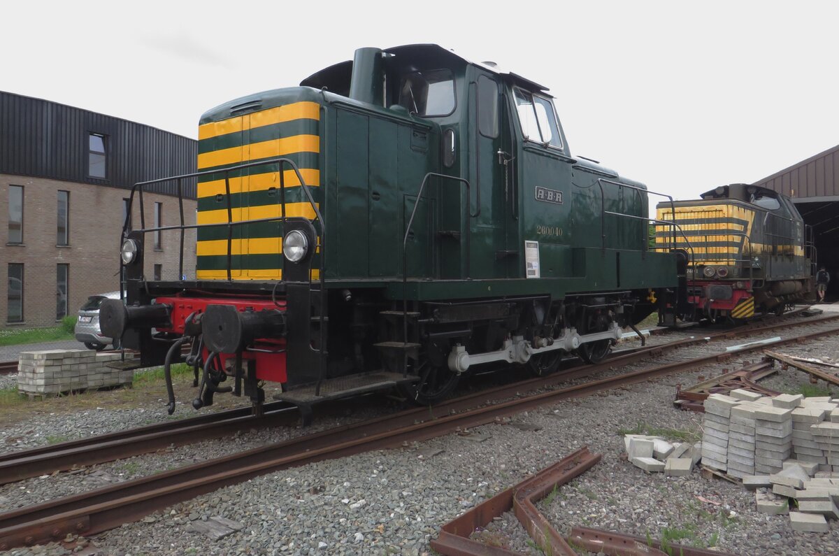 Ex-NMBS 8040/260.040 steht während das Dampfwochenende der SCM am 6 Mai 2023 in Maldegem. Kurz davor war die Rangierdiesellok in deren Originalzustand zurückgesetzt. 