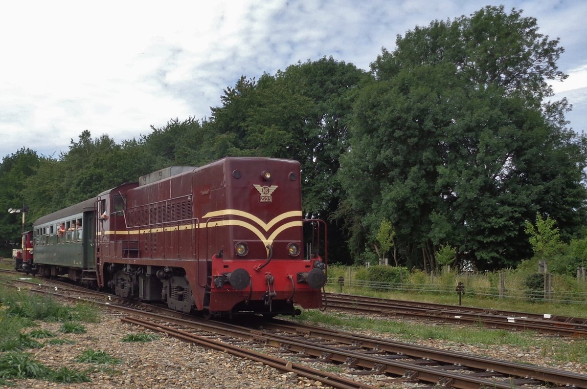 Ex-NS 2225 verlässt am 8 Juli 2017 Simpelveld mit ein Sonderzug.