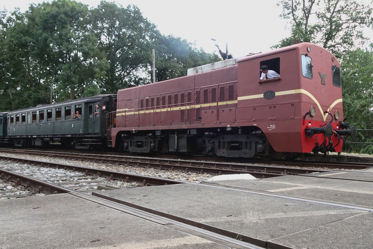 Ex-NS 2233 steht während Terug-naar-Toen 2022 mit ein VSM Personenzug in Loenen am 4 September 2022.