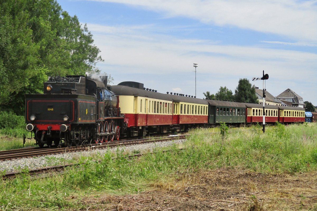 Ex-SJ 1040 verlässt mit ein Dampfpendelzug Simpelveld am 8 Juli 2017.