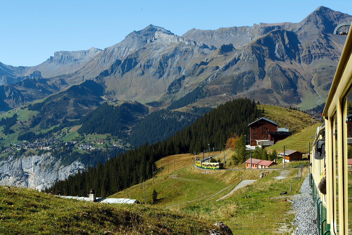 
Exklusiv in 1200 Pixel: 
Wir sind am 02.10.2011 mit der längsten durchgehenden Zahnradbahn der Welt, der Wengernalpbahn (WAB), unterwegs zur Kleinen Scheidegg. Bei traumhaften Wetter genissen wir den Ausblick, hier Blick auf Mürren (links), Oben das Schilthorn, darauf Piz Gloria (Panoramarestaurant), bekannt durch den James-Bond-Film „Im Geheimdienst Ihrer Majestät“ . Unserem Zug folgt noch ein weiterer Triebzug folgt.