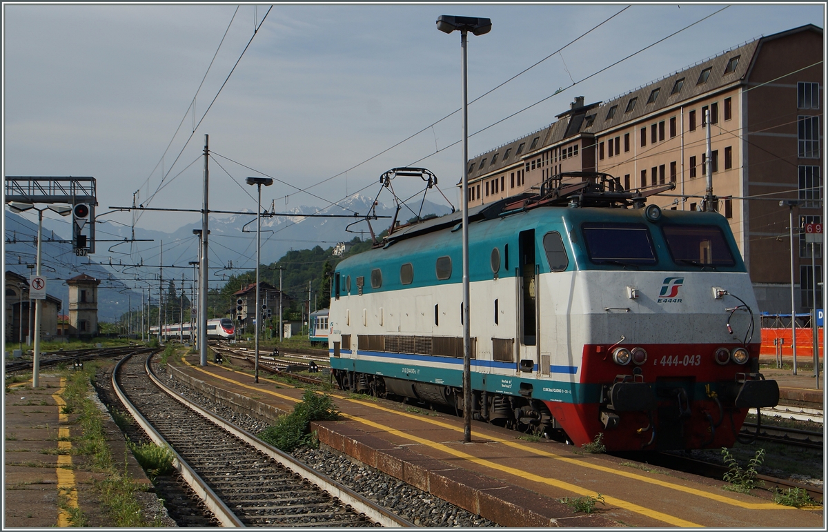 EXPO 2015 Verkehr in Domodossola: Während im Hintergrund der EC 323 Richtung Rho Fiera Expo fährt, macht sich E 444 043 für den EC 329 bereit.
13. Mai 2015