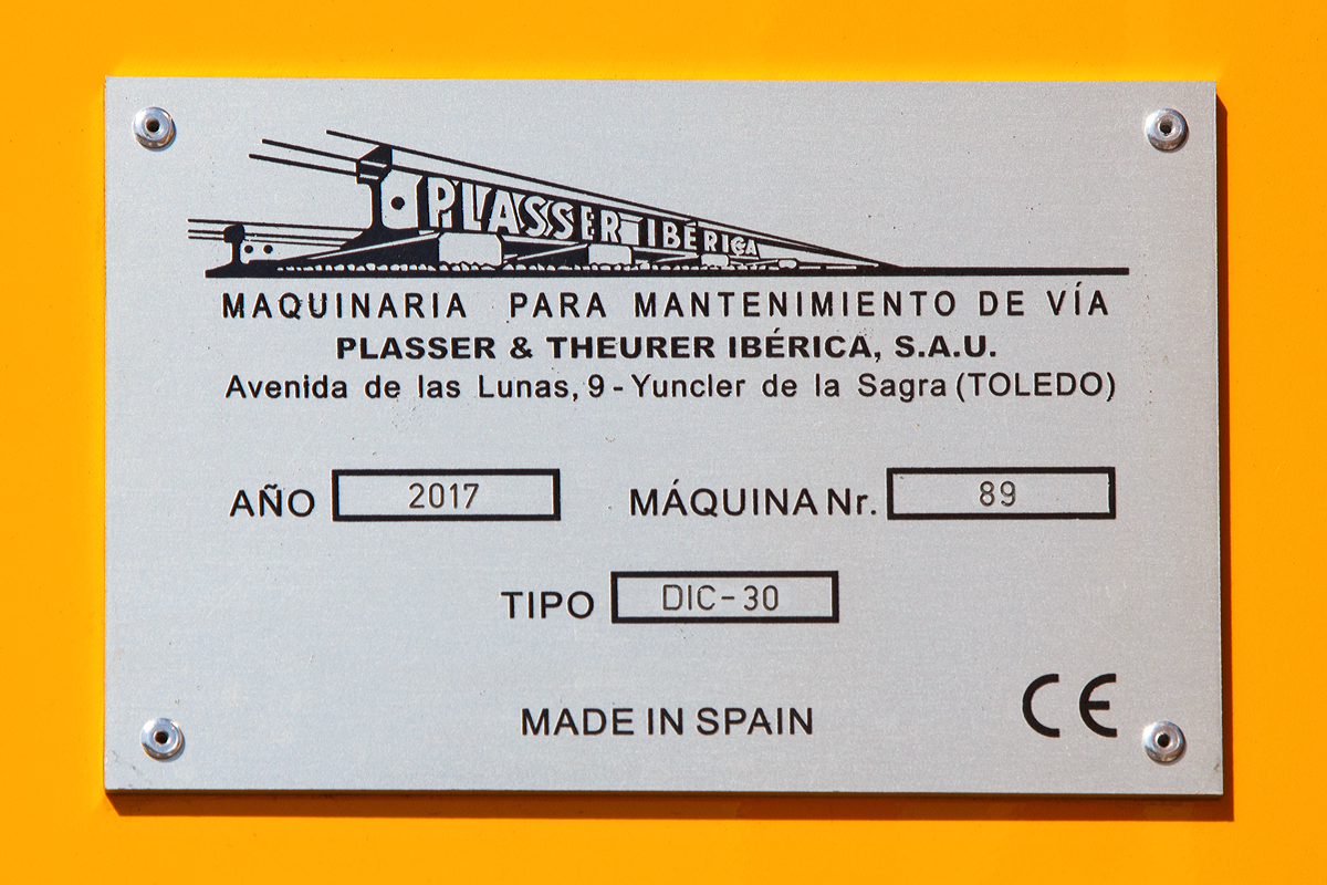 
Fabrikschild von dem Plasser Ibérica auf der iaf 2017 Internationale Ausstellung Fahrwegtechnik in Münster (01.06.2017) präsentierten DIC-30, ein universelles Fahrzeug für die Instandhaltung von Oberleitungen.