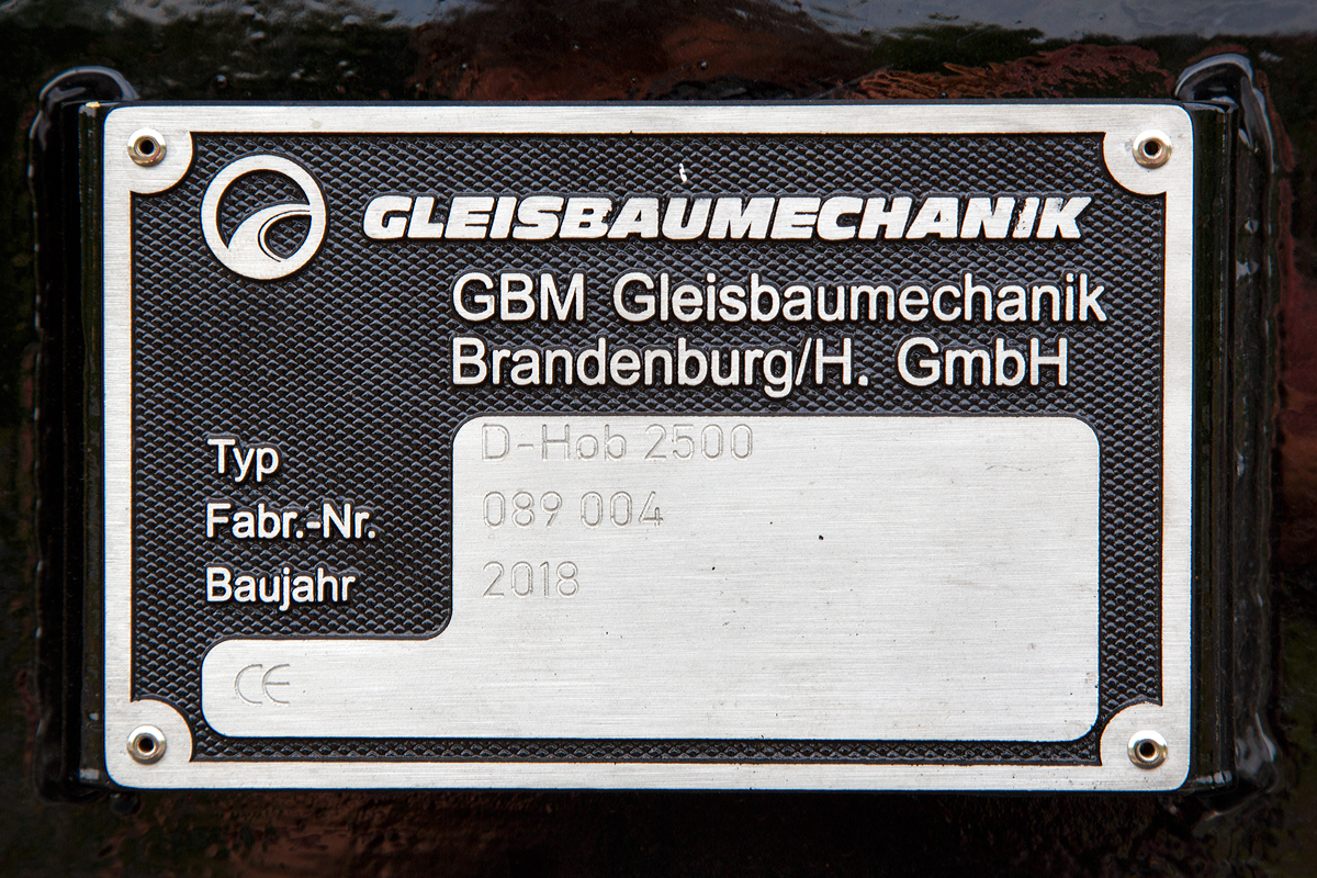 
Fabrikschild  Technologieträger D-HOB 2500 IV (D-HOB 4.0), Schweres Nebenfahrzeug-Nr. D-SBAU 99 80 9427 020-9. 

Abgestellt am 07.07.2019 beim ICE-Bahnhof Montabaur.
