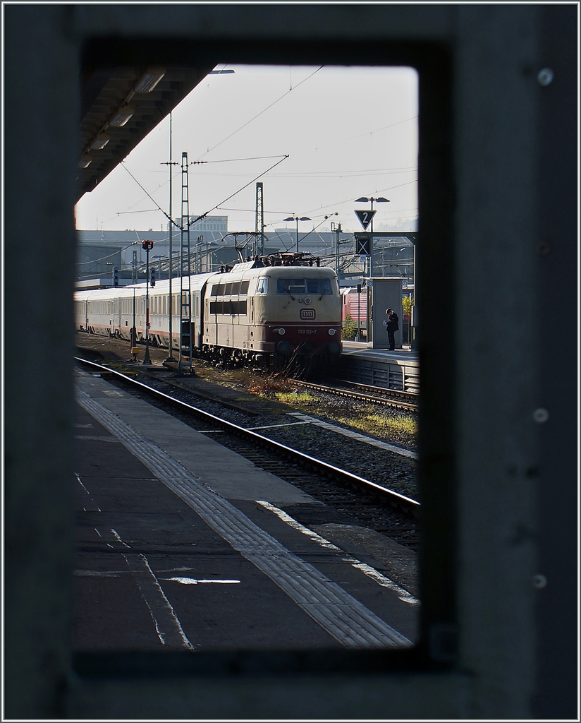 Fällt etwas auf dem Rahmen: die wunderschöne DB 103 113-7; hier im Planeinsatz als Zuglok des IC 119 von Stuttgart nach Ulm kurz vor der Abfahrt. 28. Nov. 2014