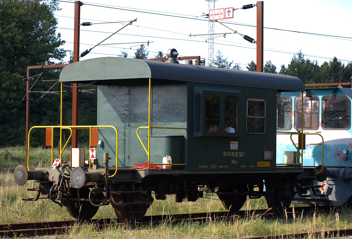 Fahrbarer Pausenraum/Begleitwagen(60 63 99-29 153-7 Db-q) für Mitarbeiter der Fa.Railservice. Padborg 01.10.2010