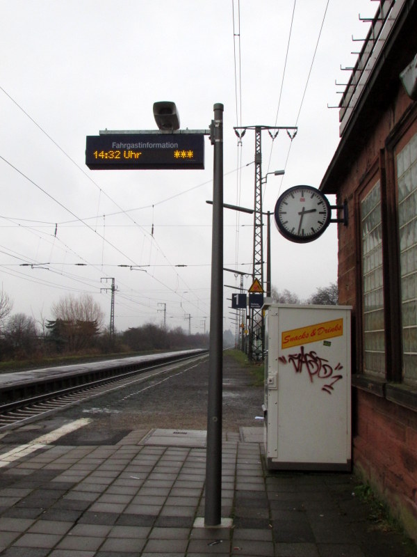 Fahrgastinformation und Bahnhofsuhr auf einem Bild.
Aufgenommen in Weiterstadt am 14.Dez.2013