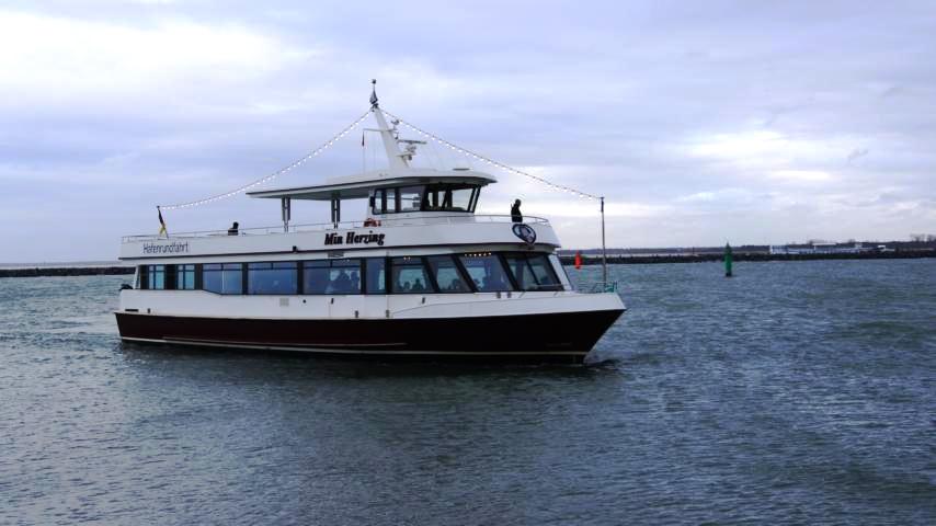 Fahrgastschiff  Min Herzing  am 10.01.2014 12:12 Uhr nach Hafenrundfahrt Rostock - Seehafen beim einlaufen Warnemünder Alter Strom.