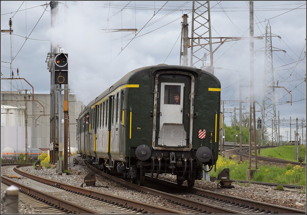 Fahrleitungsstrung nannte sie die Veranstaltung, um an die Dampfreserve in Olten fr solche Flle zu erinnern. Durchfahrt des Sonderzugs in Pratteln, April 2019.