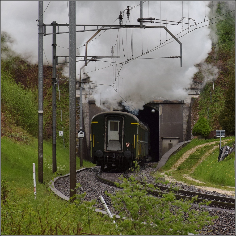 Fahrleitungsstörung nannte sie die Veranstaltung, um an die Dampfreserve in Olten für solche Fälle zu erinnern. Der Zug fährt in den Hauensteintunnel mit seinem markanten Tunnelportal mit Tür ein. April 2019.