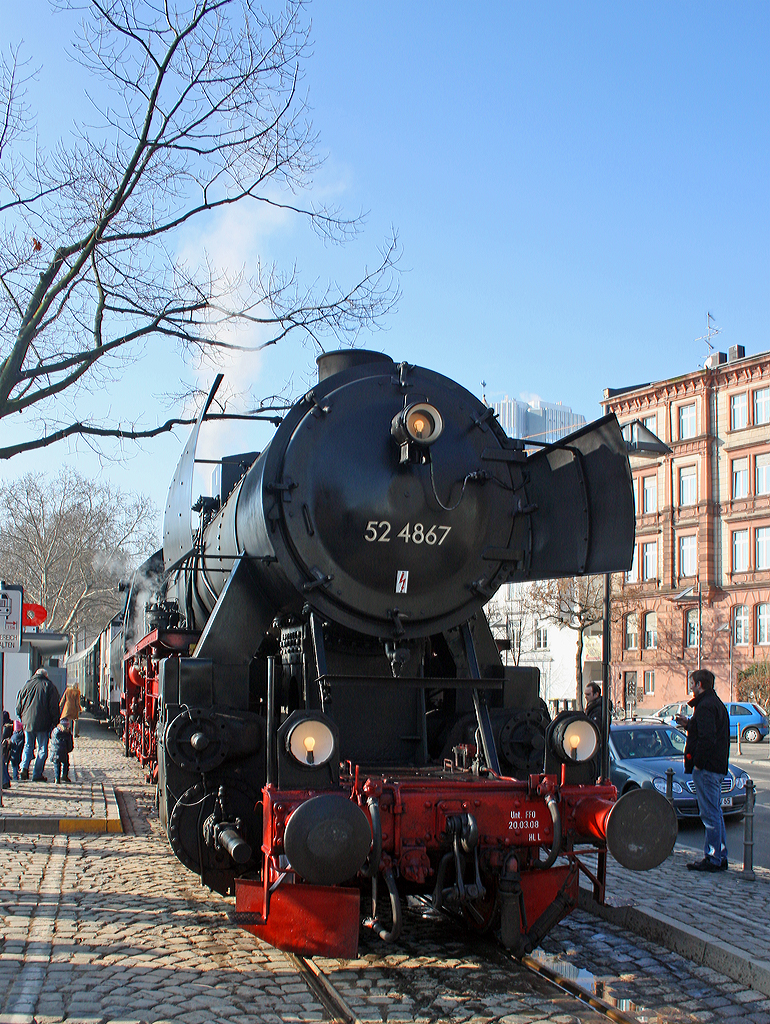 
Fahrtag der Historische Eisenbahn Frankfurt e.V. am 30.01.2011 auf der Frankfurter Hafenbahn am Mainufer. Hier die Gterzug-Dampflokomotive 52 4867 der HEF,  ex GKB 152.4867 (Graz-Kflacher Eisenbahn- und Bergbaugesellschaft), ex BB 152.4867, ex DR 52 4867. 

Die Lok wurde1943 bei der Maschinenbau und Bahnbedarf AG in Potsdam-Babelsberg,  vormals Orenstein & Koppel unter der Fabriknummer 13931 gebaut. Nach dem Krieg blieb sie in sterreich und 1980 kaufte die HEF die Lok. 

Weitere Infos unter: http://hellertal.startbilder.de/bild/Deutschland~Dampfloks~BR+52/345279/dampfspektakel-2014---mir-war-das.html