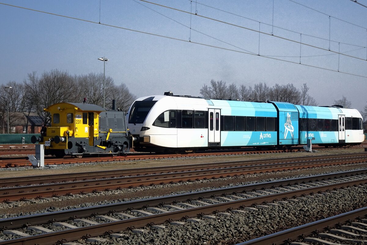 Fairtrains 231 rangiert ein Arriva Noord GTW in Blerick am 5 März 2022.