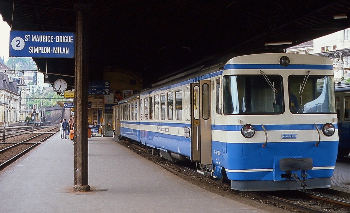 Fast noch nagelneu war der Be 4/4 5002 bei dieser Aufnahme im Bahnhof Montreux im Mai 1981. Diese Triebwagen besassen nur einen Führerstand und waren mit den Steuerwagen ABt 5301-04 festgekuppelt. Zwischen 2004 und 2009 wurden die Führerstände entfernt, seitdem verkehren sie zwischen den niederflurigen Steuerwagen ABt 341-44 und Bt 241-44.