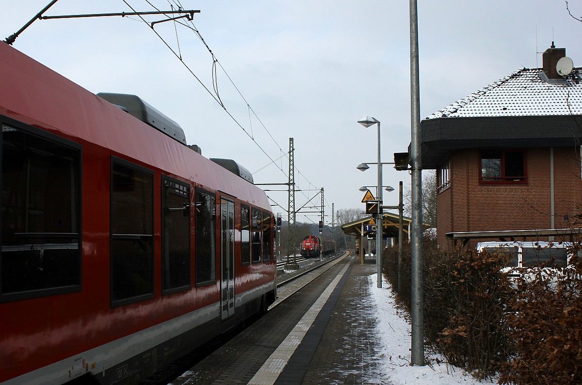 Fast zugefahren das Objekt der Begierde...NAH.SH Lint 0648 346/846 hat als RE 74 nach Husum Einfahrt und aus dem Norden kommt die DB Gravita mit einer Übergabe aus Flensburg-Weiche. Schleswig 09.02.2017