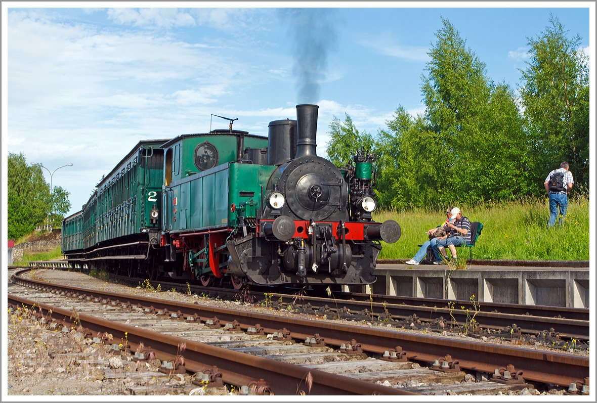 Faszination Museumsbahn -  Train 1900 
     
Die AMTF N° 8  (ex HADIR N° 8, später ARBED - Differdange) steht am 16.06.2013 mit ihrem Museumszug  in Pétange wieder zur Abfahrt nach Fond de Gras bereit. 

Die Lok wurde 1900 von der Hannoversche Maschinenfabrik, vormals Georg Egestroff (spätere HANOMAG) unter der Fabriknummer 3431 gebaut. 

Der  Train 1900 , von der Vereinigung AMTF (Association des Musée et Tourisme Ferroviaires) betrieben, dies im Rahmen des  Industrie- und Eisenbahnparks Fond-de-Gras , ist eine Initiative des Luxemburger Kulturmininisteriums, Amt für Denkmalschutz. Der  Train 1900  verdankt seinen Namen der dieser seiner ersten Lokomotive, der Lok Nr.  8, welche zuerst im Jahr 1900 befeuert wurde.
