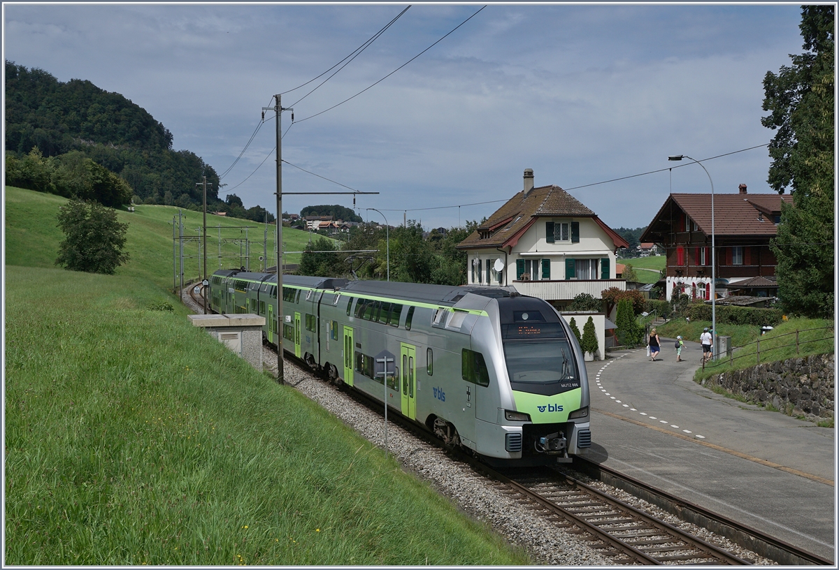 Faulensee, nur jeder zweite Regionalzug hält hier auf Verlangen; zudem ist der  Bahnhof  nicht sehr zentral gelegen und der Ort hat auch Bus und Schiffs-Anschluss in die Umgebung. . 

Im Bild der BLS  Mutz  RABe 515 006 beim Halt in Faulensee. 
 

19. August 2020