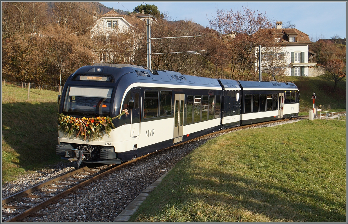 Feierlichkeiten zur Inbetriebnahme des MVR SURF ABDeh 2/6 7501 (und aller weiter ABeh 2/6)  kurz vor der Ankunft in St-Légier Gare, beachtenswert: das Wappen ist noch verhüllt. 

11. Dez. 2015