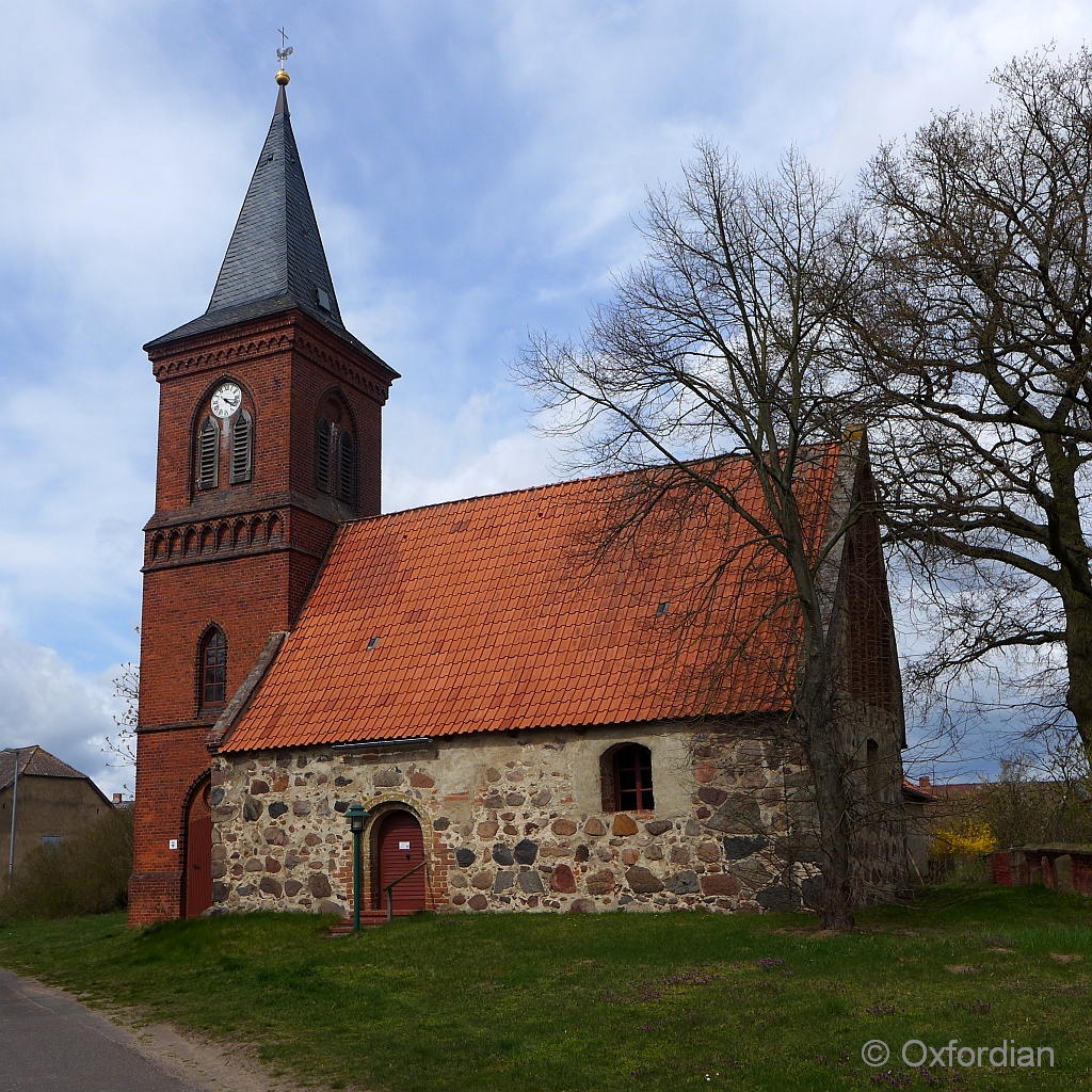 Feldsteinkapelle St. Petri aus dem 14. Jahrhundert mit später hinzugefügtem Kirchturm mit neugotischen Stilelementen in Volzendorf. 