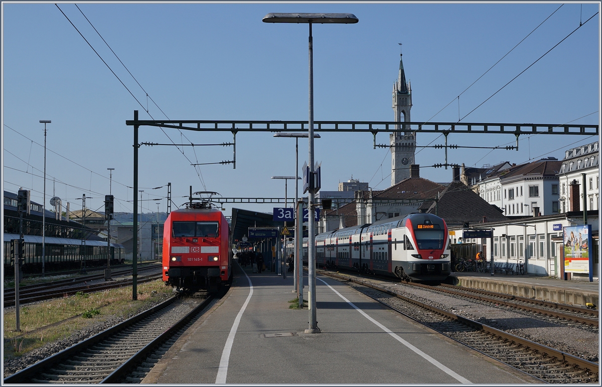 Fernverkehr in Konstanz: die DB 101 451-1 wartet mit ihrem IC 2006 auf Gleis 3 auf die Abfahrt, während auf Gleis 1 der SBB RABe 511 von Zürich eingetroffen ist und als IR 2114 in Kürze zurück fährt. 
22. April 2017